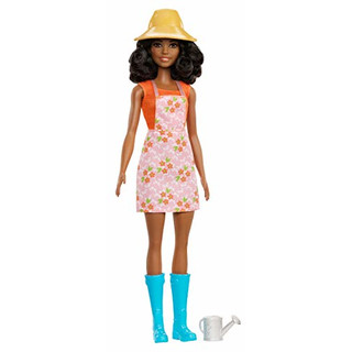 Barbie GCK69 - Farm Barbie Puppe mit Gießkanne und braunen Haaren, Puppen und Puppenzubehör ab 3 Jahren