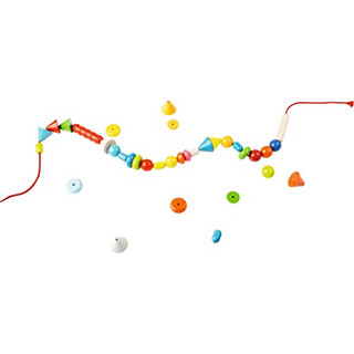 HABA 302637 - Fädelspiel Regenbogenperlen | Kreatives Fädelspielzeug mit 66 Perlen zum Auffädeln in unterschiedlichen Farben und Formen  | Spielzeug ab 3 Jahren