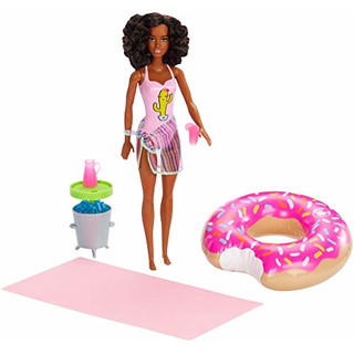 Barbie GHT21 Puppe (AA) und Spielset mit Donut-Schwimmring, Tisch und mehr