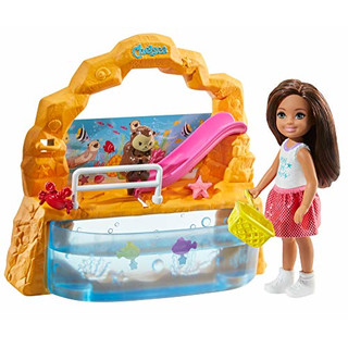 Barbie GHV75 - Club Chelsea Aquarium Spielset mit Puppe (brünett) und Zubehör, Spielzeug ab 3 Jahren