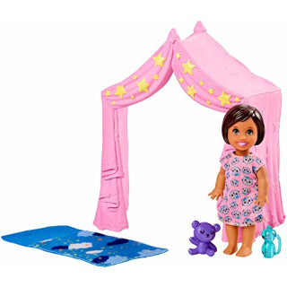 Barbie FXG97 - Skipper Babysitters Inc. Schlafenszeit-Spielset, mit Kleinkind-Puppe, Zelt und Schlafsack, Spielzeug ab 3 Jahren