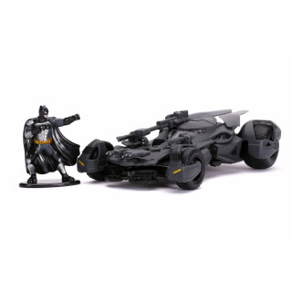 Jada Toys Justice League Batmobil, hochdetailiertes 1:32 Modellauto inkl. Batman-Figur, Türen können geöffnet werden, mit Freilauf, grau