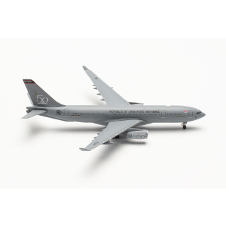 herpa 536745 Airbus Modellflugzeug Republic of Singapore Air Force A330 MRTT, RSAF 50 Years 761, Miniatur im Maßstab 1:500, Sammlerstück, Modell ohne Standfuß, aus Metall Miniaturmodell, grau