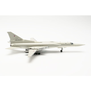 herpa 572156 Modellflugzeug Russian Force Tupolev TU-22M3 Backfire, Dyagilevo Air Base – RF-34075/24 red, Miniatur im Maßstab 1:200, Sammlerstück, Modell ohne Standfuß, Metall Miniaturmodell