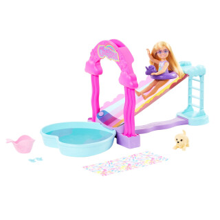 Barbie Chelsea Wasserrutschenspielset - Regenbogen-Wasserrutsche, herzförmiges Becken, Zubehör inklusive Schwimmring, Handtuch und Hündchen, für Kinder ab 3 Jahren, HTK39