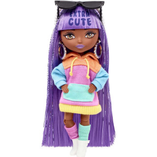 Barbie Extra Minis, Schwarze lila Haaren und extra süßem Ponyes Sweatshirt-Kleid, Rucksack, Sonnenbrille, Schmuck, inkl Puppe, Geschenk für Kinder, Spielzeug ab 3 Jahre,HJK66