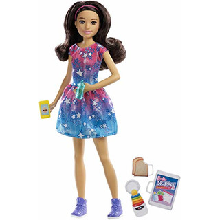 Barbie FHY89 - Skipper Babysitters Inc. Puppe mit braunen Haaren und Babysitting Zubehör, Puppen Spielzeug und Puppenzubehör ab 3 Jahren